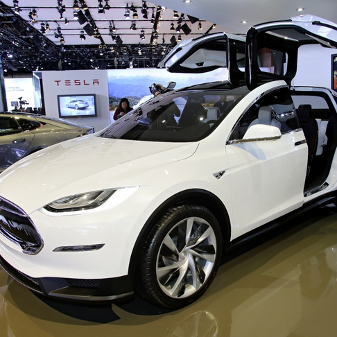 Tesla Unveils Its First Electric SUV: Model X (Video) – UrbanAreas.net